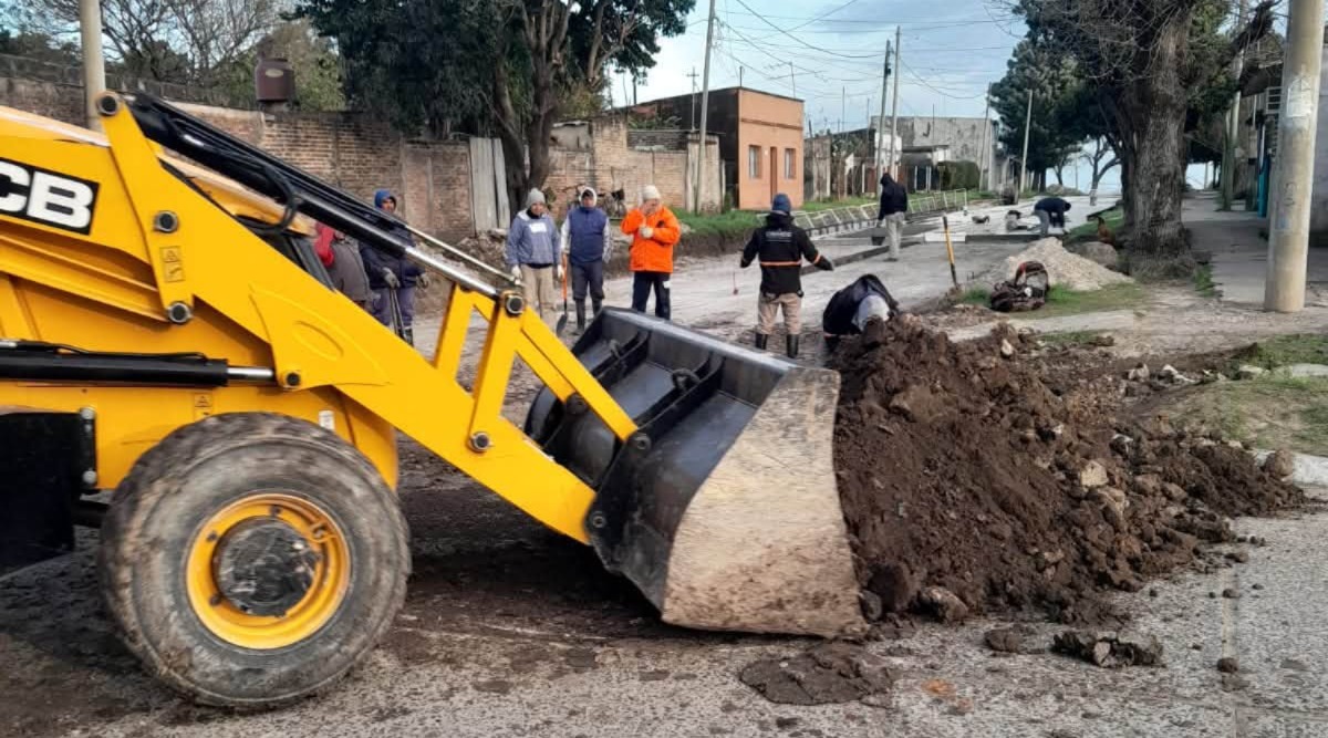 Rossi profundiza la obra pública en Santa Elena: avanza la pavimentación en Fátima